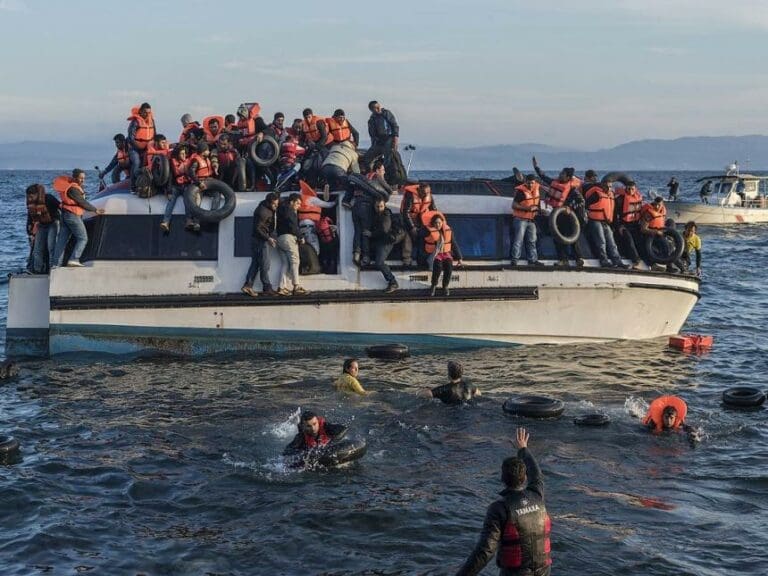 Selbst von den abgelehnten Asylanten bleibt am Ende fast die Hälfte ganz legal im Lande. „Danke“ Merkel.