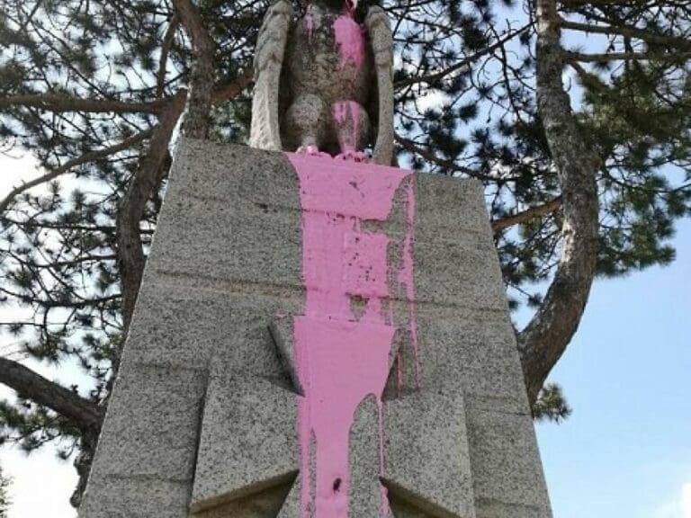 Antifa beschmiert Denkmal, Hornyik freut s — Bild: LPD Wien