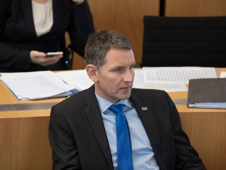 Durch den AfD-Abgeordneten Björn Höcke wurde eine wilde Schlägerei zwischen Asylwerbern bei einem linken Fußballspiel bekannt.
