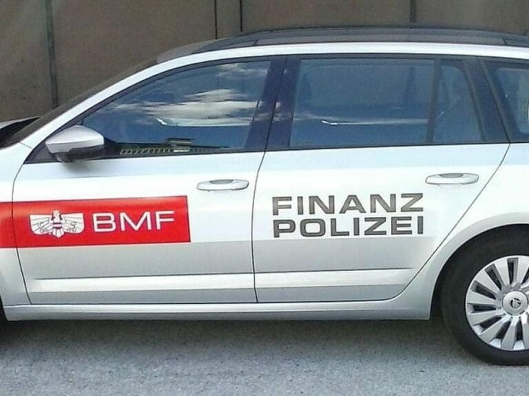 Die Finanzpolizei ist hinter Uber her — Bild: Kontrollstellekundl / Wikimedia (CC-BY-SA-4.0)
