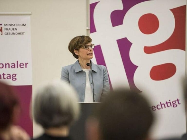 Die Flut gefälschter oder illegaer Medikamente via Internet lässt SPÖ-Gesundheitsministerin Rendi-Wagner unberührt.