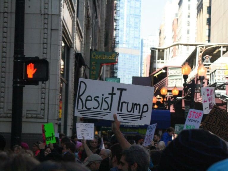 Soros hinter weltweiten Anti-Trump-Protesten — Bild: Jonathan Eyler-Werve / flickr (CC BY 2.0)