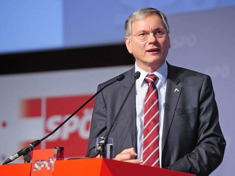 SPÖ-Minister Stöger muss sich zur 630.000 Euro teuren Sozialversicherungsstudie gegenüber dem Parlament erklären.