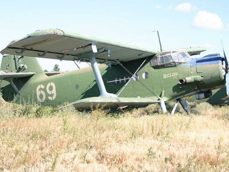 Schlepperbande mit Flugzeug unterwegs — Bild: Aeroprints.com / Wikimedia (CC-BY-SA-3.0)