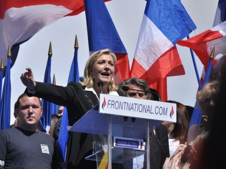 Anschlag auf Wahlbüro - Le Pen bleibt kämpferisch — Bild: Blandine Le Cain / flickr (CC BY 2.0)