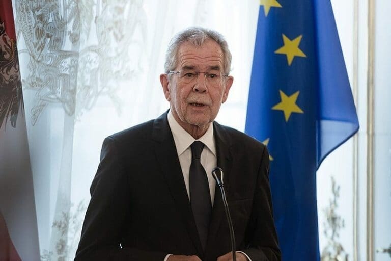 Alexander Van der Bellen stellt sich keiner Fernsehdiskussion mit anderen Präsidentschafts-Kandidaten. Dafür macht er mit merkwürdigen Aussagen auf sich aufmerksam.