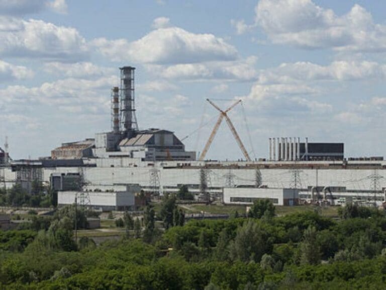AKW Tschernobyl erhält monströse Schutzhülle — Bild: Ingmar Runge / Wikimedia (CC BY-SA 3.0)