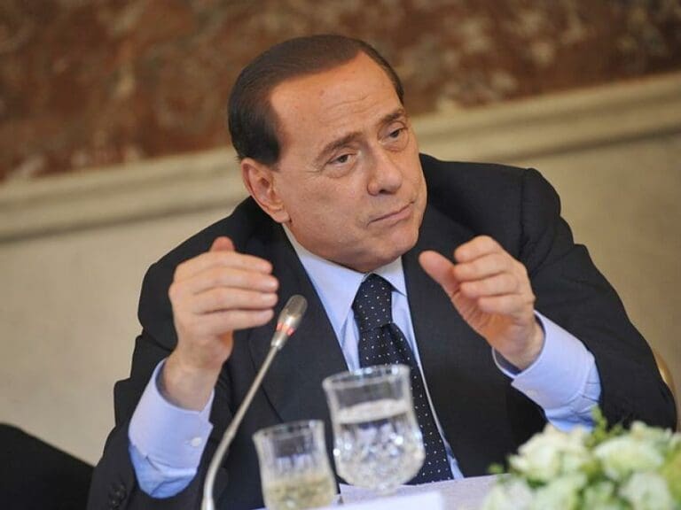 Berlusconi: Migranten sind soziale Bombe — Bild: European People s Party / Wikimedia (CC-BY-2.0)