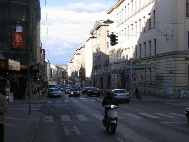 Kriminalitäts-Dorado Margareten: In der belebten Reinprechtsdorfer Straße werden unter Tags bereits Autos geknackt.