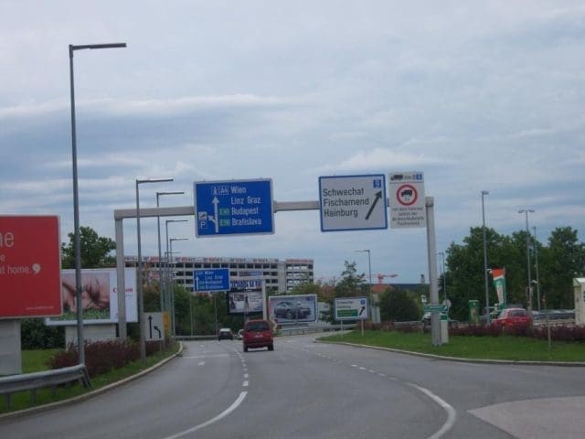 Hier, auf der A4 bei Fischamend, setzten die Schlepper ihre 22 “Kunden” einfach auf die Straße.