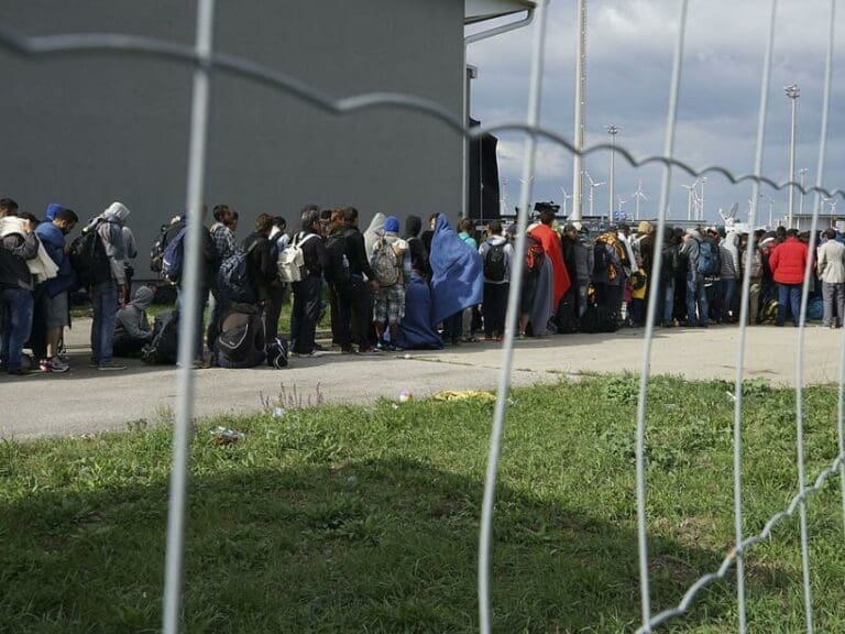Österreich kann derzeit in lediglich 39 Staaten illegale Flüchtlinge abschieben. Die EU verhandelt derzeit Rücknahmeabkommen mit Marokko, Algerien, China, Belarus, Tunesien, Jordanien und Nigeria.