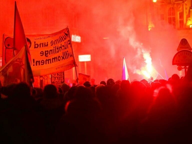 Mainstream schlug sich auf Seite der Antifa — Bild: Unzensuriert.at