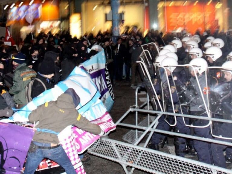 Gegen die Medienlüge vom "friedlichen Protest" — Bild: unzensuriert.at