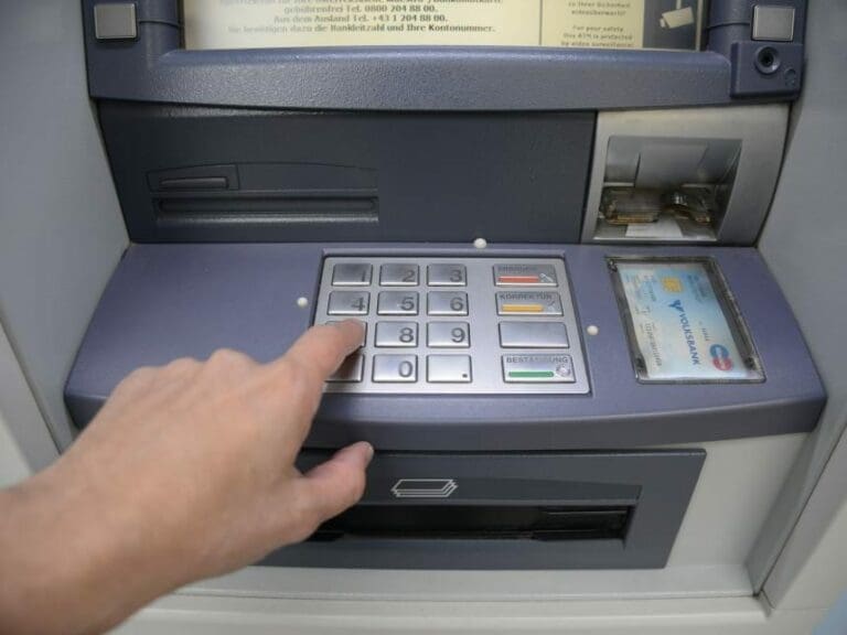 Kein SPÖ-Widerstand bei Bankomatgebühren — Bild: Unzensuriert.at