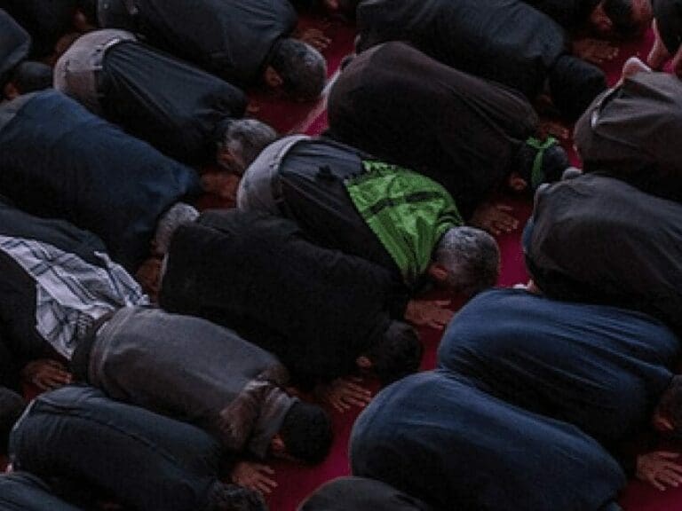 Moslems beten extra laut mitten in Flughafenhalle — Bild: HaiDer95 / pixabay (CC0)
