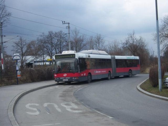 Im Gegensatz zu den Straßenbahnen haben die Chauffeure in den Bussen keine Kabinen, die sie vor Übergriffen schützen