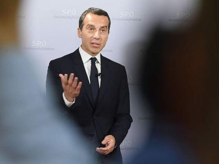 NEWS springt Kern und seinem Berater zur Seite — Bild: SPÖ Presse und Kommunikation / Wikimedia (CC BY-SA 2.0)
