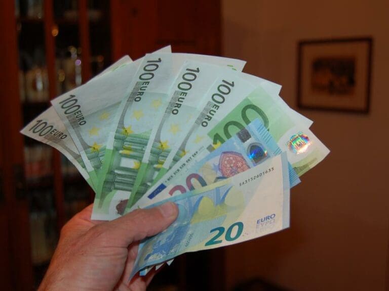 Afrikanerin "in Not" will 10.000 Euro verspeisen — Bild: unzensuriert.de