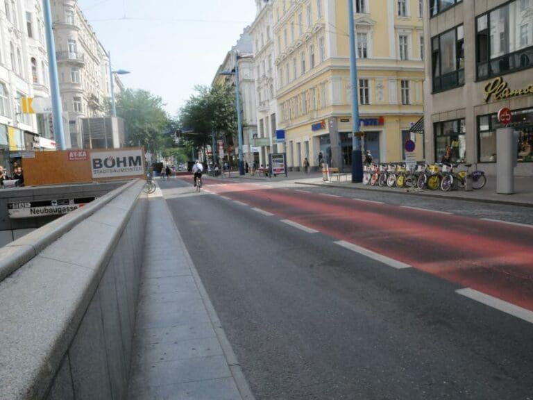 Seit Bestehen der Fußgängerzone: Mariahilfer Straße verliert namhafte Geschäftsketten — Bild: Unzensuriert.at