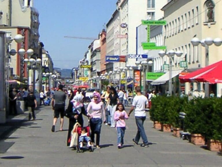 “Plötzlich flog eine Bank durch die Klasse”: Lehrerin erzählt vom Alltag in Favoritener Schule — Bild: By Binter at German Wikipedia Public Domain