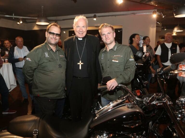 Segen von ganz oben: „Harley-Papst“ Ferdinand Fischer mit Kardinal Christoph Schönborn und Junior Johannes.