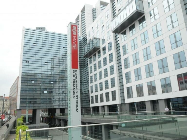Seit 2009: Staat fordert von Unternehmern 1,2 Milliarden Euro an Nachzahlungen — Bild: Unzensuriert.at