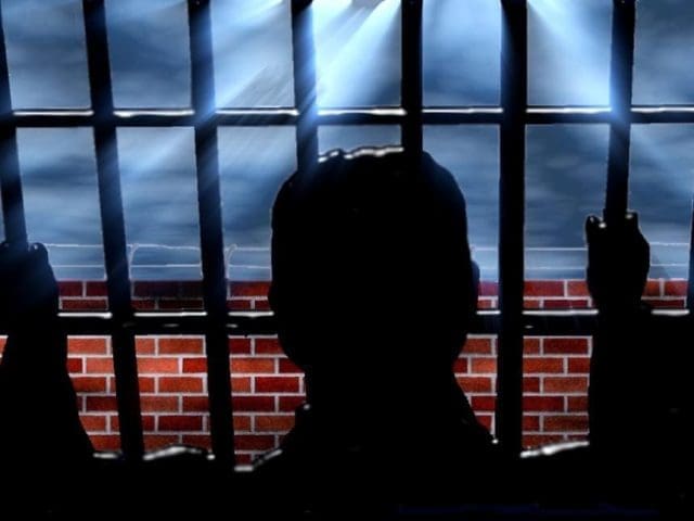 Weil er in eine andere Gefängniszelle verlegt werden wollte, zündete ein Algerier einfach seine Zelle samt Mithäftlingen an.