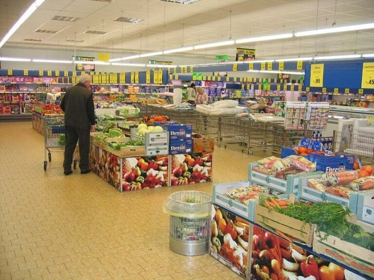 Irland: Plünderer knackten Lidl mit Bagger — Bild: Di Medici / Wikimedia (CC-BY-SA-3.0-)