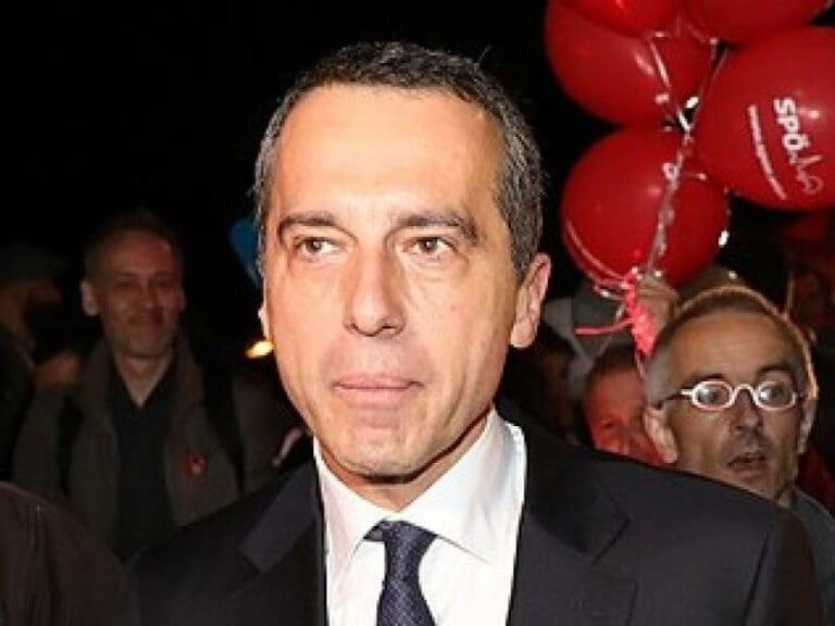 Ludwig zeigt Kern, wo der Hammer hängt — Bild: SPÖ Presse und Kommunikation / Zach-Kiesling / Wikimedia CC BY-SA 2.0