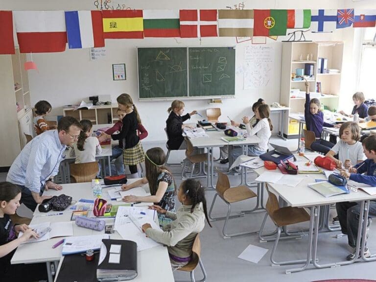 Suspendiert wegen "Gut gemacht, Mädchen" — Bild: Metropolitan School / Wikimedia (CC BY-SA 3.0)