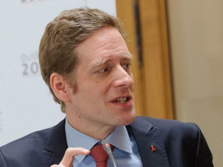 SPÖ-Krainer benimmt sich daneben — Bild: SPÖ Presse und Kommunikation Foto: Thomas Lehmann / Wikimedia (CC BY-SA 2.0)