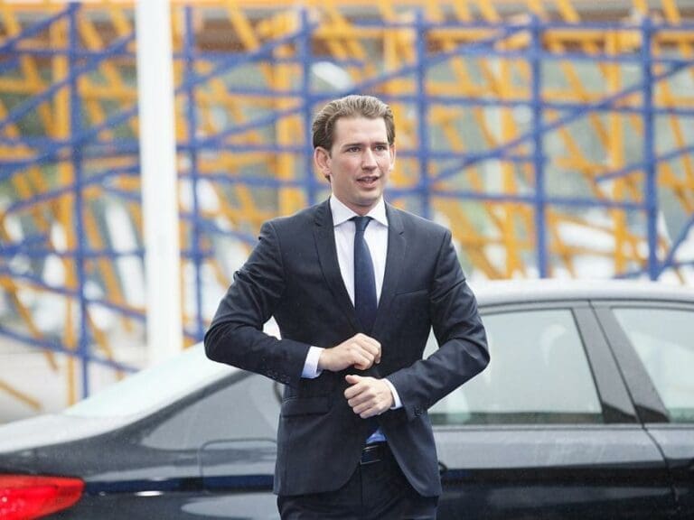 Türkise Menschenmauer schirmt Kurz vor ZDF ab — Bild: EU2017EE Estonian Presidency / Wikimedia CC-BY-2.0