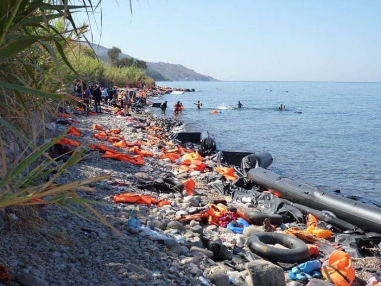 "Flüchtlinge" greifen auf Lesbos "Ungläubige" an — Bild: Rosa-Maria Rinkl / wikimedia commons / (CC BY-SA 4.0)