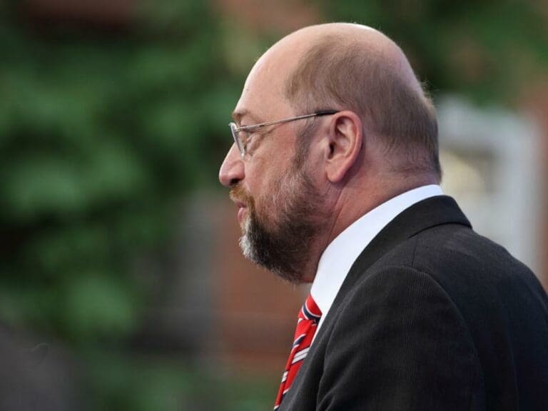 Schulz & Kurz drehen sich, wie der Wind bläst — Bild: Plumpaquatsch / Wikimedia Copyrighted free use