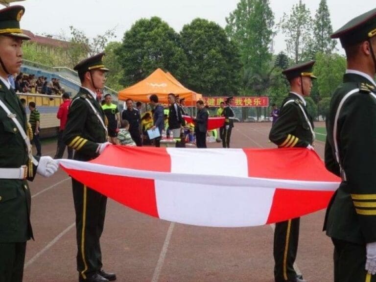 China: Militärische Ehren für Wiener Hobbykicker — Bild: Unzensuriert.at