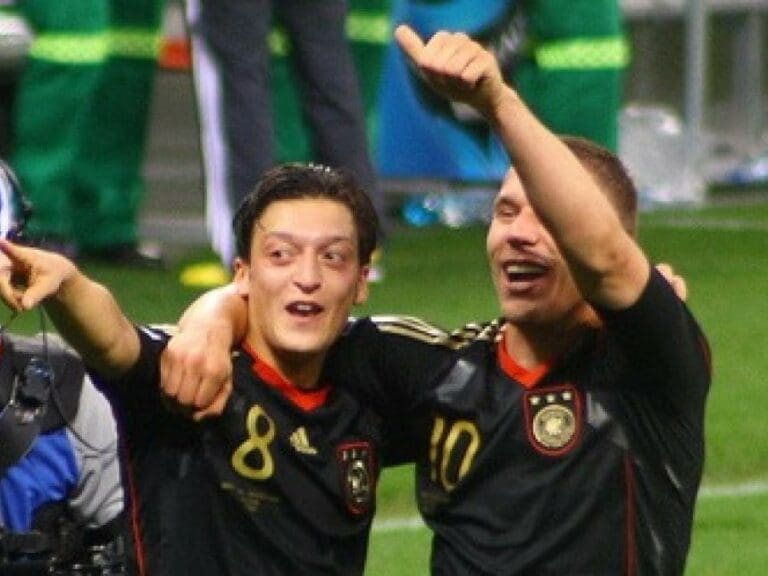 Deutsche Teamspieler schenken Erdogan Trikot — Bild: sdhansay / Wikimedia CC BY-SA 2.0