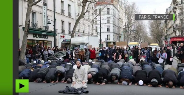 Moslems: Massenbeten auf Straßen von Paris — Bild: Screenshot / YouTube RT France
