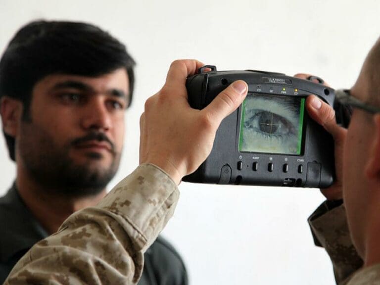 Biometrische Daten für Sozialhilfebezug in Indien — Bild: Staff Sgt. Raul Gonzalez /Wikimedia (PD)