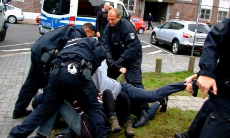 Afrikaner tritt Polizisten in Genitalien — Berlin Refugee Strike/Wikimedia (CC BY-SA 3.0)