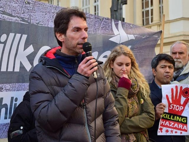 SOS-Mitmensch-Sprecher Alexander Pollack (Bild) stört sich scheinbar an den medialen Berichten über Gewalt an Polizisten.