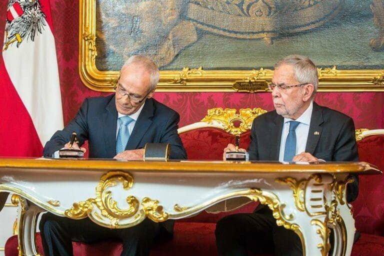 Kickl-Nachfolger Eckart Ratz, hier bei der Angelobung beim Bundespräsidenten, lässt bei der Rückname von Kickl-Entscheidungen nichts anbrennen.