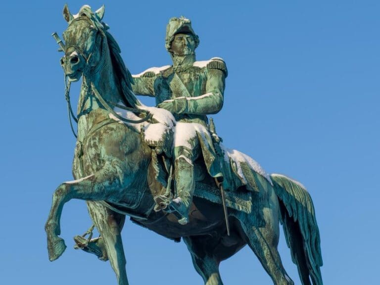 Gegen das Statuen-Patriarchat: Feministinnen galoppieren wiehernd durch Stockholm — Bild: Arild Vagen / Wikimedia (CC BY-SA 3.0)