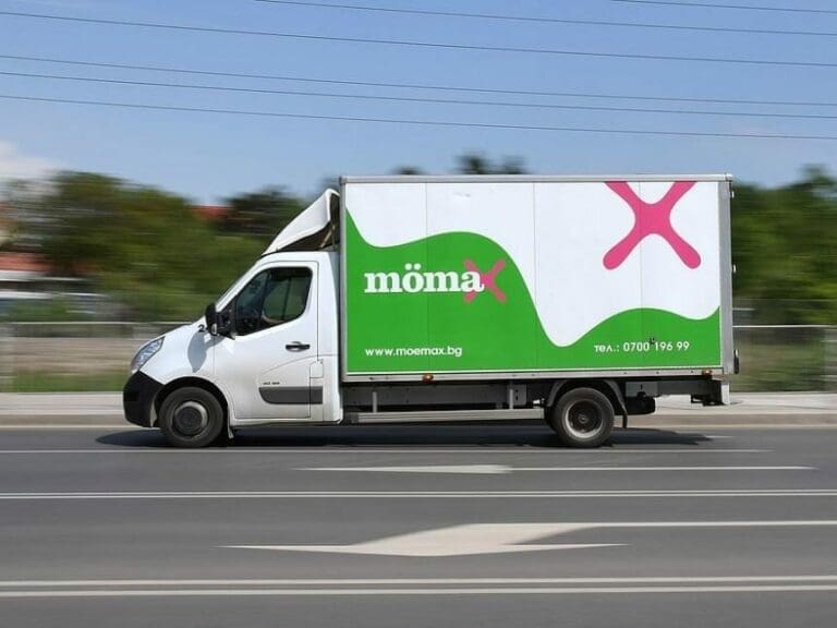 Sex mit Minderjährigen in Mömax-Werbung — Bild: spazgenev / wikimedia (CC0)