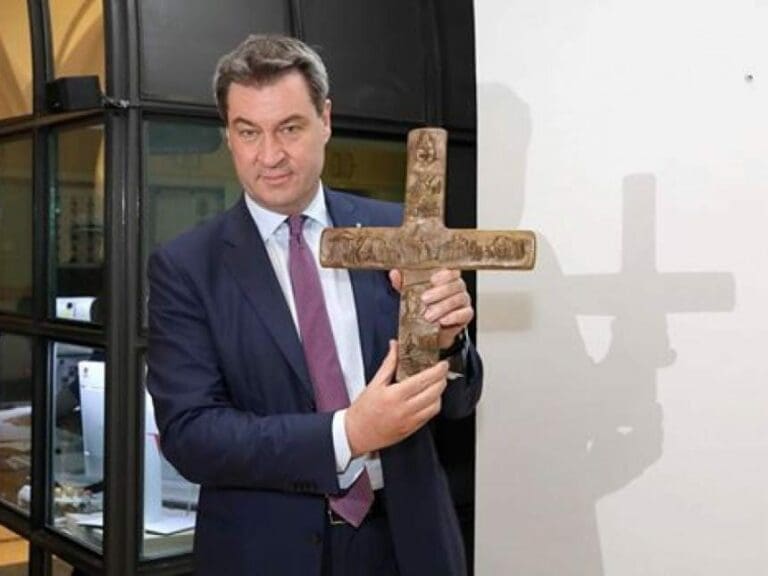 Söder (CSU) hängt Kreuze gegen Islam auf — Bild: Markus Söder/ facebook