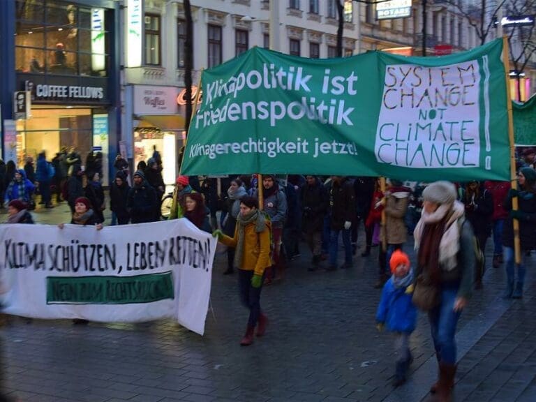 Aktivisten jener Organisation, die auch gegen die ÖVP-FPÖ-Regierung demonstierten, störten die Rede von Bundeskanzler Kurz beim Klimagipfel in der Hofburg.