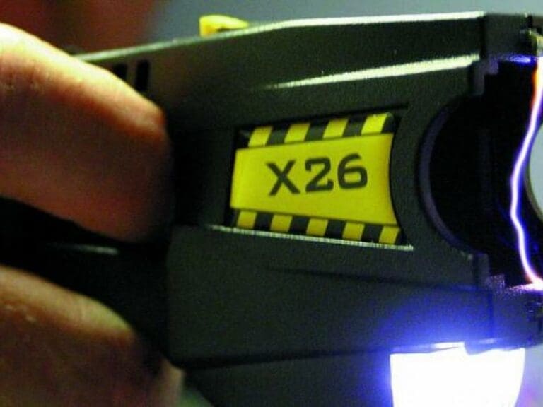 Wien: Jugendbande raubte Jüngere brutal aus — Bild: jasonesbain - Taser / wikipedia.org (CC BY 2.0)