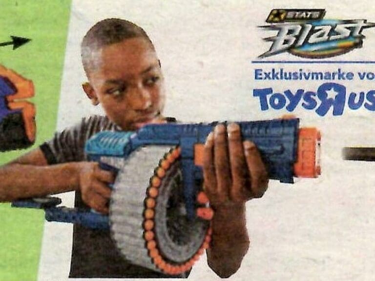 Spielzeugwaffe im Flugblatt schockt Eltern — Bild: Screenshot ToysRus-Flugblatt