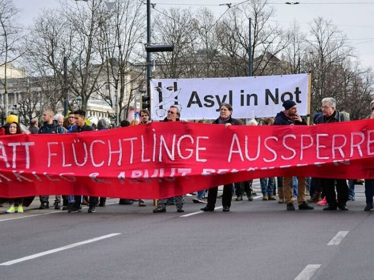 Asyl-Lobbyist Genner verplappert sich im TV — Bild: Haeferl / Wikimedia (CC BY-SA 3.0)