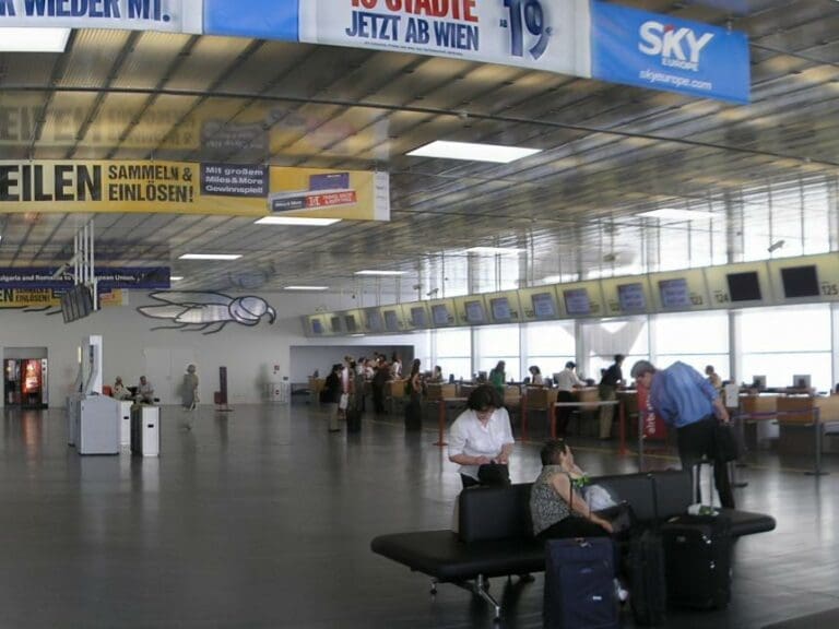 Nobel-Schlepper-Ring flog am Flughafen auf — Bild: Gryffindor / wikimedia.org (PD-self)