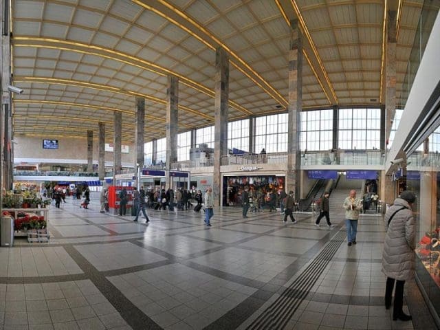 Nachdem er in einem Kleidergeschäft am Westbahnhof beim Stehlen erwischt worden war, flippte ein illegaler Libyer völlig aus.